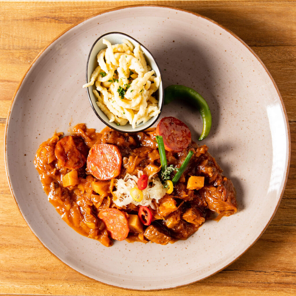 Szegediner Gulasch mit hausgemachten Spätzle - Tasty Home