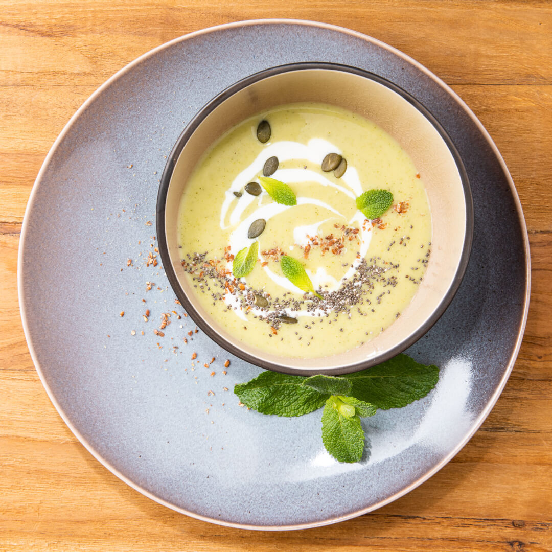 Leckere Zucchini-Kokos-Suppe mit Leinsamenschrot - Tasty Home